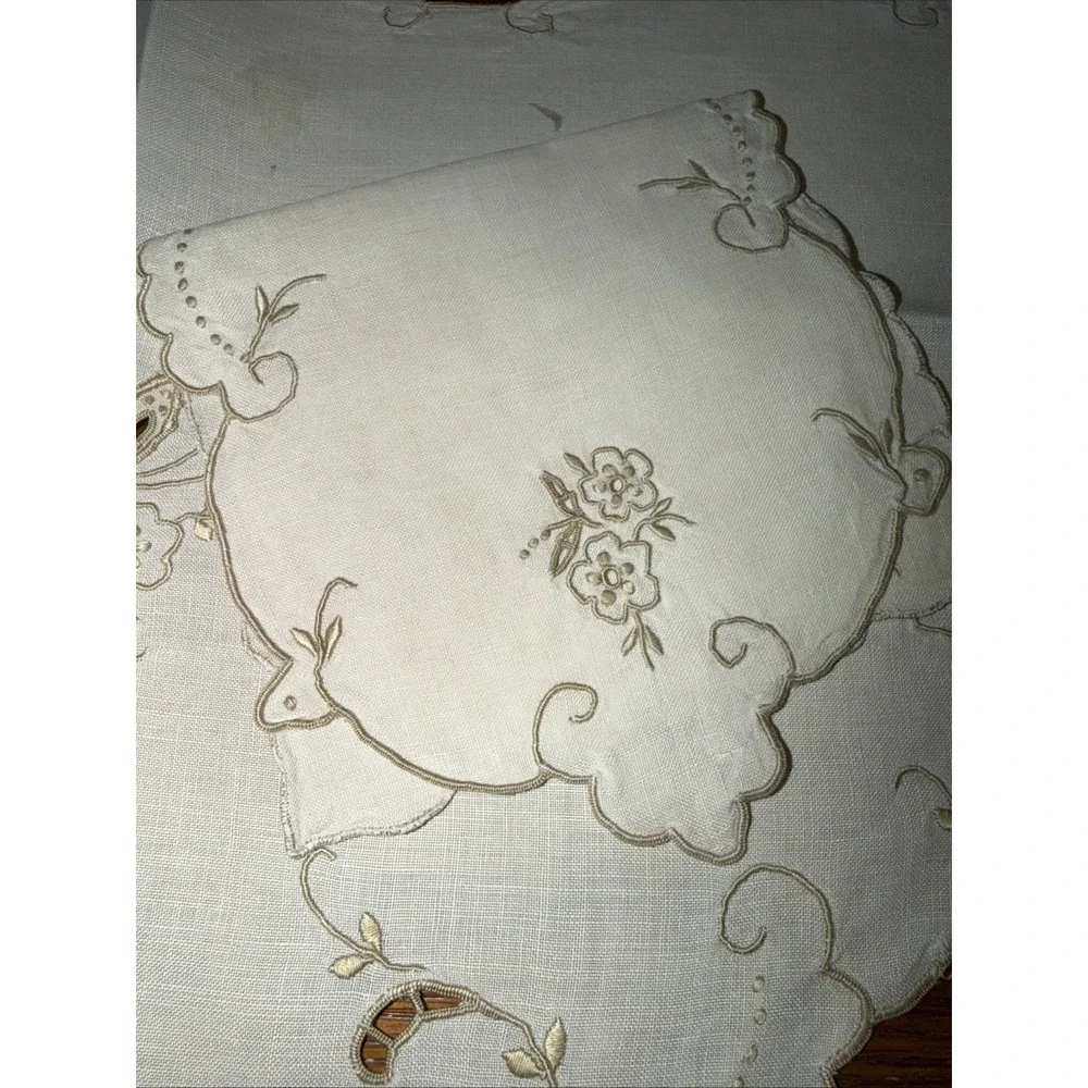 Vintage Set of 2 Embroidered Beige Linen Placemats and 2‎ Matching Napkins